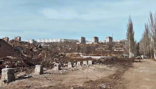 У Маріуполі на місці дитячого табору росіяни будують центр військової підготовки