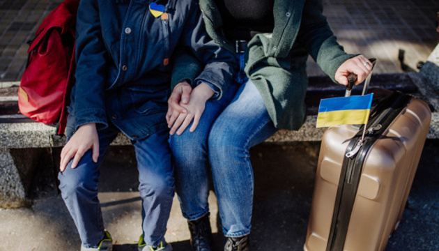 Хто і як допомагає нашим біженцям  