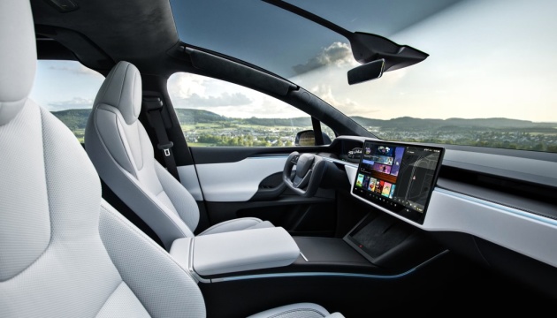 Tesla може додати Apple CarPlay до своїх електромобілів - Bloomberg