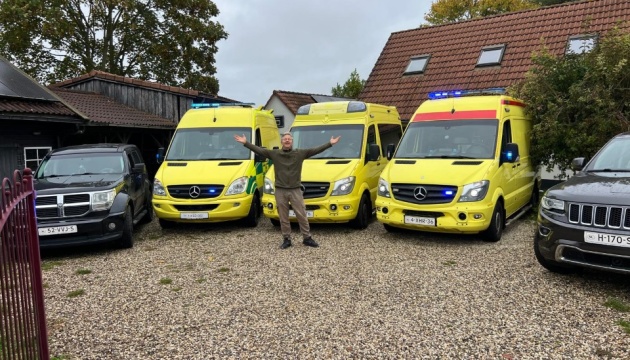 У Нідерландах баяніст-волонтер передав п’ять машин для українських захисників