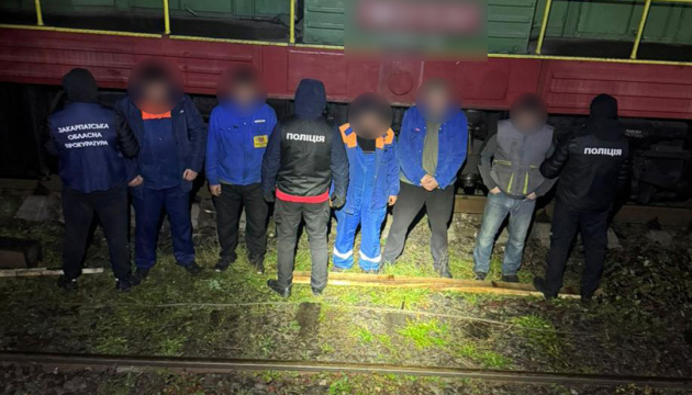 На Закарпатті затримали працівників «Укрзалізниці», які зливали пальне з локомотивів