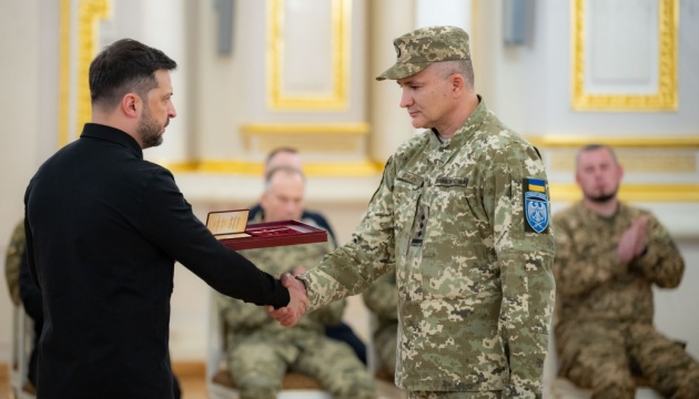 Зеленський відзначив військових і родини загиблих Героїв державними нагородами