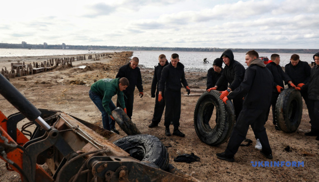 В Одесі на Куяльницькому лимані волонтери та військові провели толоку