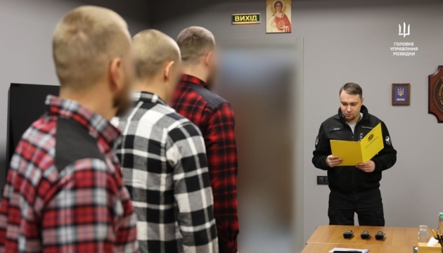 Буданов відзначив спецпризначенців ГУР і вручив їм унікальні ножі з власним підписом