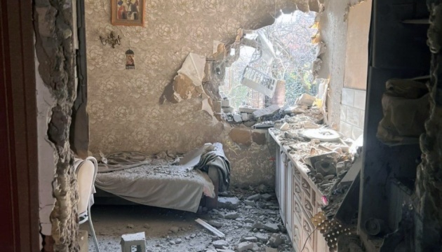 На Херсонщині РФ обстріляла багатоповерхівки, маршрутку та поліцейське авто: є загиблі та поранені