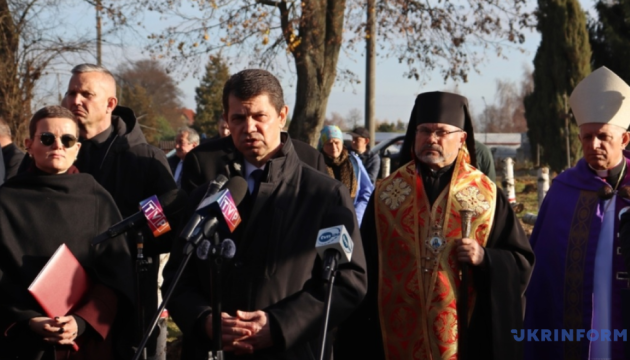 Ponowny pochówek szczątków polskich żołnierzy obala rosyjskie oskarżenia, iż ​​Ukraina „opóźnia ekshumację” – MSZ