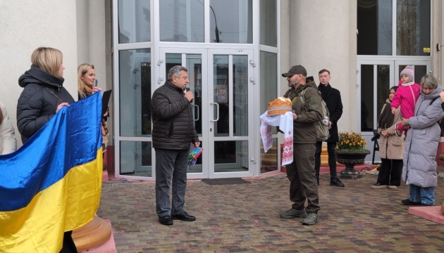 На Хмельниччині зустріли військового, який понад два роки провів у російському полоні