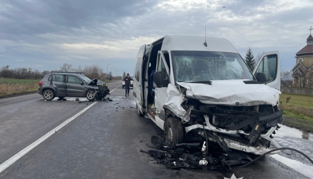 На Прикарпатті автобус потрапив у ДТП, є загиблий і восьмеро травмованих