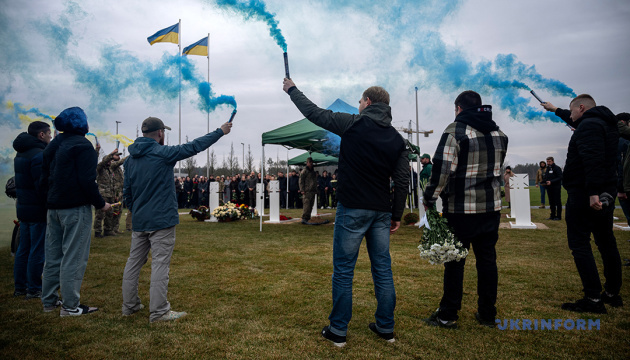 На Національному військовому кладовищі поховали прах бійця та журналіста Олексія Чубашева / Фото: Данило Антонюк. Укрінформ 
