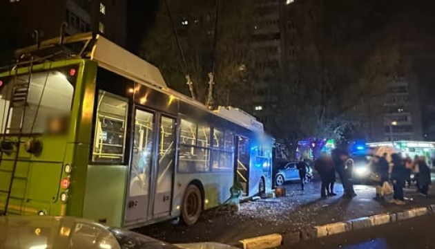 У Харкові тролейбус врізався в зупинку - постраждав водій