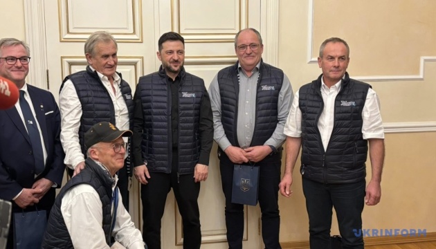 Зеленський зустрівся з французькими рибалками, які передають Україні антидронові сітки