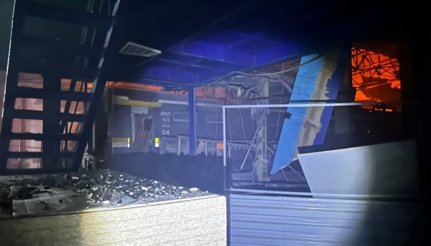 У Дніпрі після нічної атаки РФ пошкоджене залізничне депо з приміськими електричками