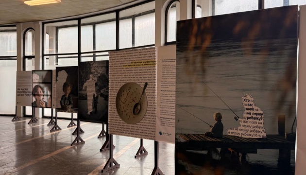 У київському метро відкрили виставку, присвячену Всесвітньому дню дитини