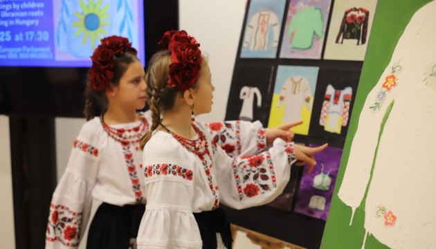 У Європарламенті відкрилася виставка дитячих картин про вишиванку