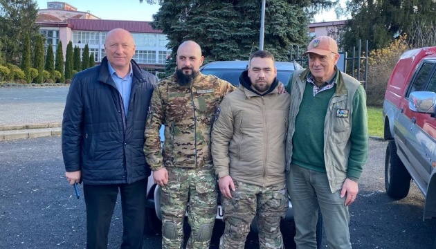 На Прикарпатті граф Рено з Бельгії передав 11 автомобілів для українських військових