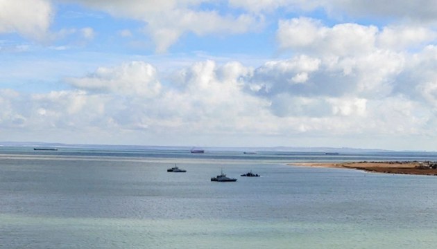 Керченський міст з боку Чорного моря охороняють три військові катери окупантів - соцмережі