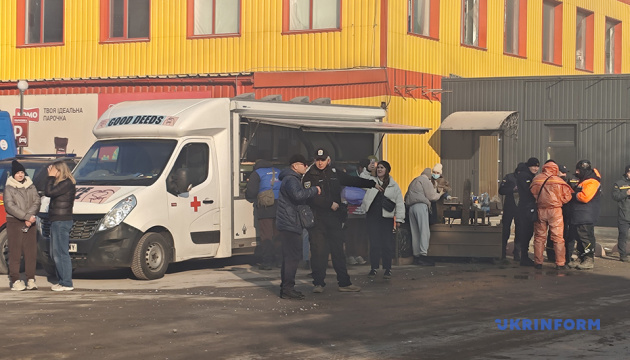 Тернополяни приносять їжу для постраждалих внаслідок атаки і рятувальників
