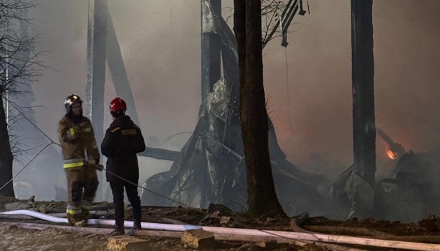 У Львові досі триває гасіння пожежі, спричиненої російською атакою