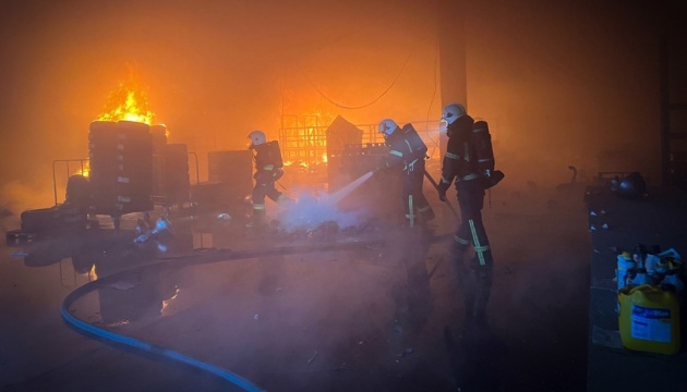 На Львівщині ліквідували пожежу на складі, яка виникла вчора після атаки РФ