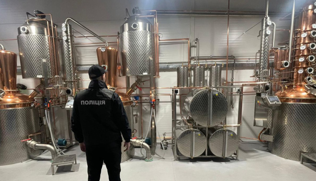 У двох областях викрили підпільні спиртзаводи та вилучили алкоголю на понад ₴5 мільйонів