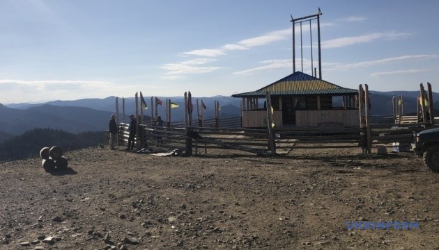 Ночівля серед гірських хребтів