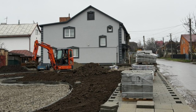 У Чернівцях почали капітальний ремонт інклюзивного дитячого майданчика