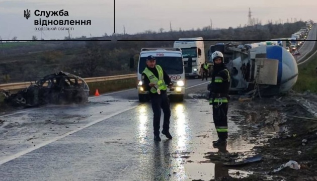 На трасі Одеса-Рені перекинулася вантажівка, є загиблі та травмовані
