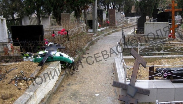 Поблизу Севастополя на кладовищі повалили хрести на могилах окупантів