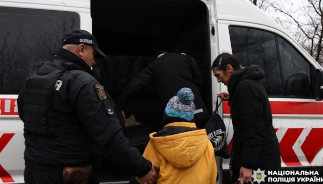 З Воздвижівки на Запоріжжі евакуювали жінку з трьома дітьми