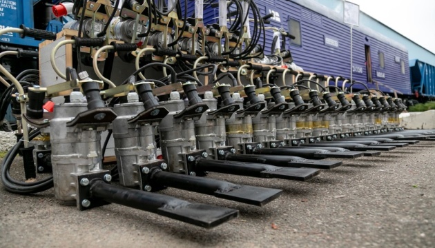Укрзалізниця отримала вітчизняну спецтехніку для колійників та енергетиків
