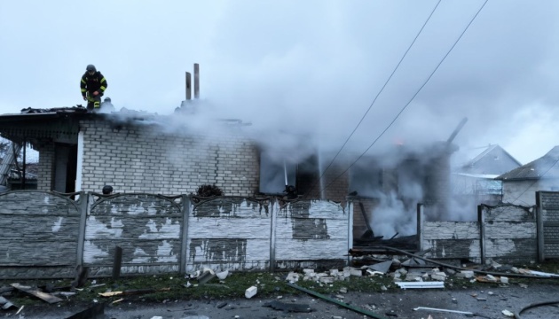 У Чернігові через падіння російського дрона загорівся будинок, двоє постраждалих