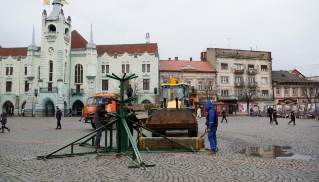 У Мукачеві почали встановлювати різдвяну ялинку