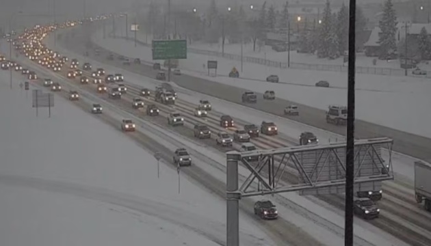 Один із найбільших аеропортів Канади закрився через снігопад