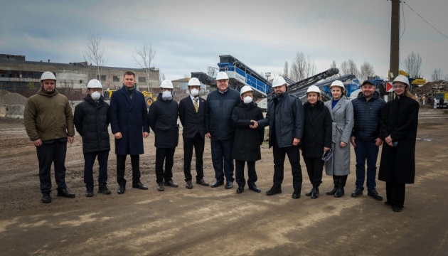 日本、ウクライナに建設廃棄物再処理設備２基を供与