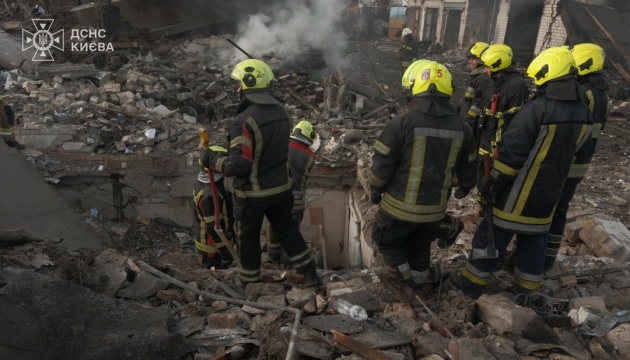 Nach nächtlichen Angriffen: eine weitere Leiche geborgen. Damit steigt die Zahl der Toten in Kyjiw auf sieben