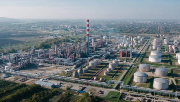 Скінчилась сировина: у Сербії через санкції припинив роботу НПЗ, який належить Газпрому