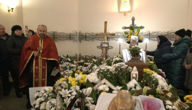 У Тернополі поховали загиблу через атаку РФ працівницю ОВА, її донька і онука зникли безвісти