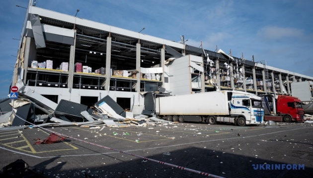 У Києві через атаку РФ пошкоджений логістичний центр Novus, загинули четверо водіїв, п'ятеро людей поранені