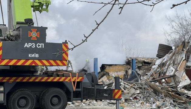 У Дарницькому районі столиці атака РФ зруйнувала склади й цехи текстильного підприємства