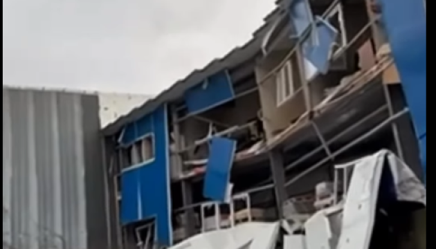 У Києві внаслідок російської атаки пошкоджена друкарня «Від А до Я»