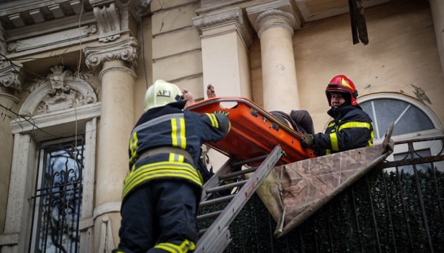 У центрі Одеси обвалився балкон, з-під завалу врятували двох жінок
