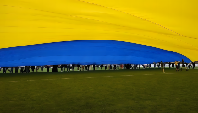 У День пам’яті у Мельбурні розгорнули найбільший український прапор