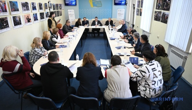 У Києві презентували посібник про виклики журналістів у зонах бойових дій