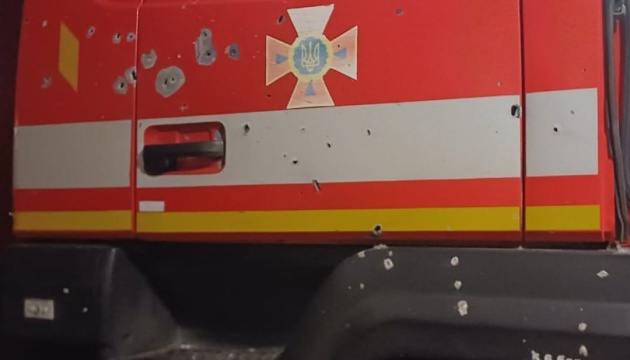 У Марганці російський дрон прицільно атакував рятувальників, пошкоджене пожежне авто