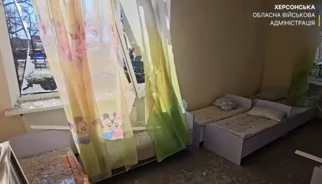 Обстріли Херсонщини: від початку доби - троє поранених, пошкоджені дитсадок і волонтерський хаб