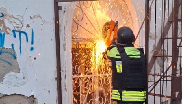 Обстріл Херсона: із задимленої будівлі врятували жінку