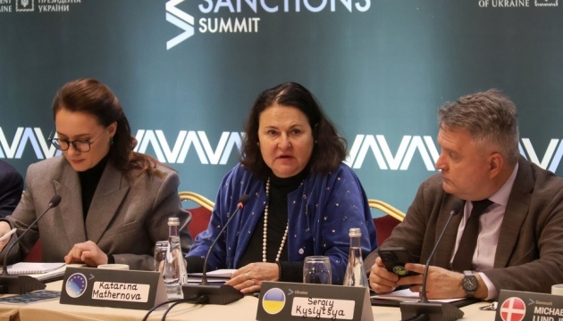 EU- Botschafterin: man solle keine Illusionen über Vorhaben des Kremls haben. Nur Sanktionen und Druck würden Wirkung zeigen