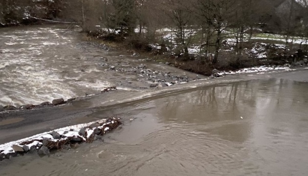 На Закарпатті підтопило переправу на місці зруйнованого мосту: проїзд до кількох сіл ускладнений