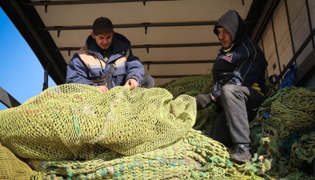 デンマークのボランティア、ウクライナ南部ヘルソンに漁網を届ける