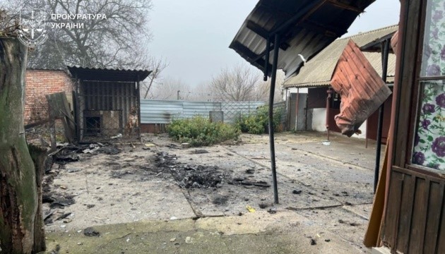 На Дніпропетровщині через нічний обстріл поранена жінка, пошкоджені будинки та газопровід